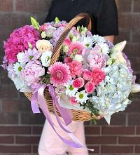 Композиция солнечный день в Большая Черниговка Цветочная композиция из Розы, Хризантемы, Пионы и Лизиантусы в корзине в Большая Черниговка